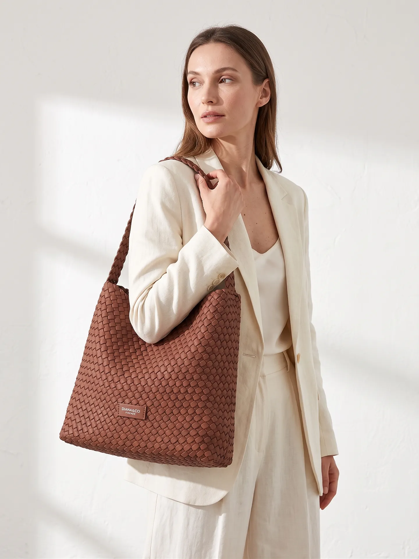 Elegante borsa a spalla con lavorazione intrecciata e manico morbido.