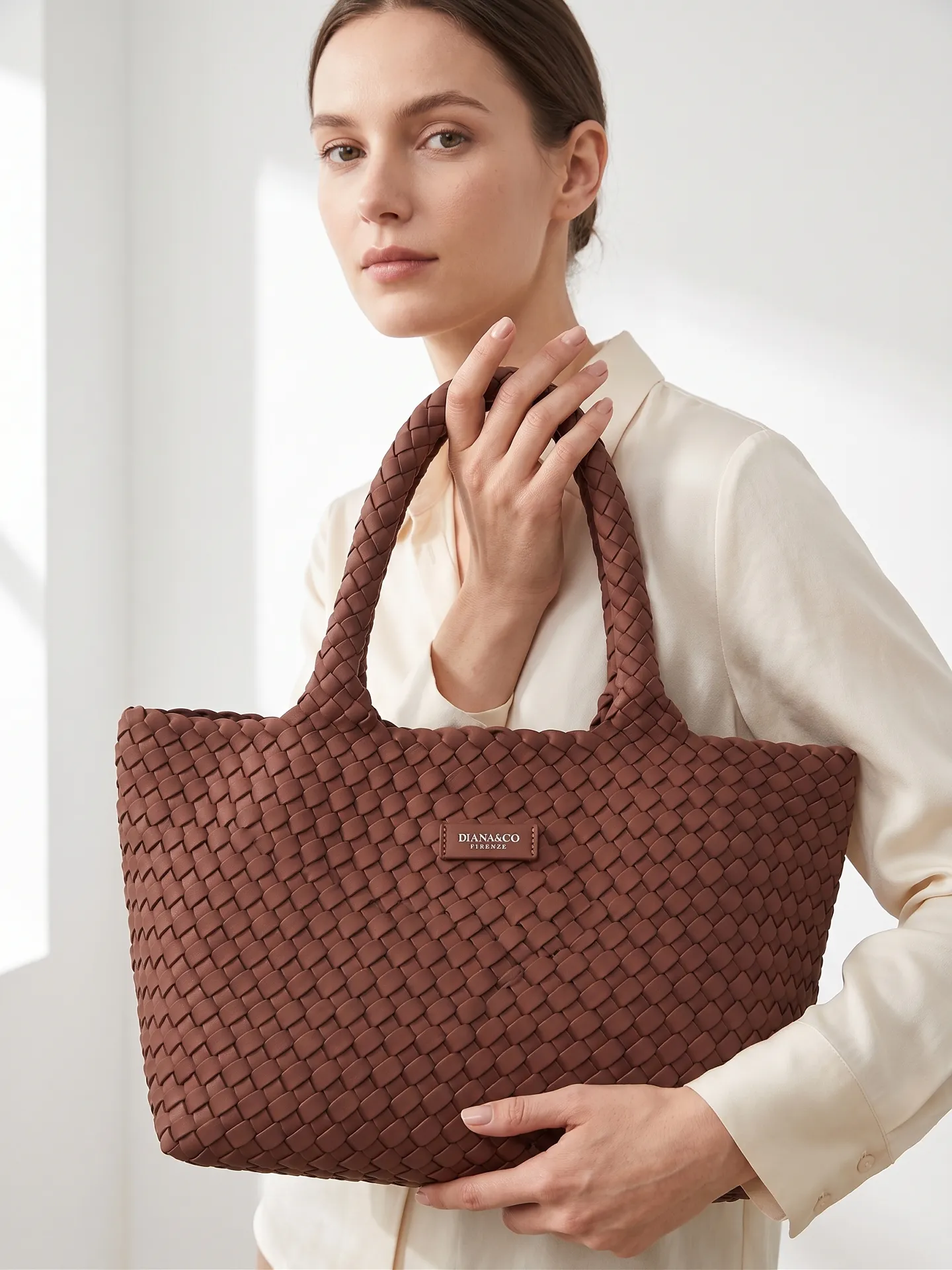 Borsa shopper donna con design intrecciato.