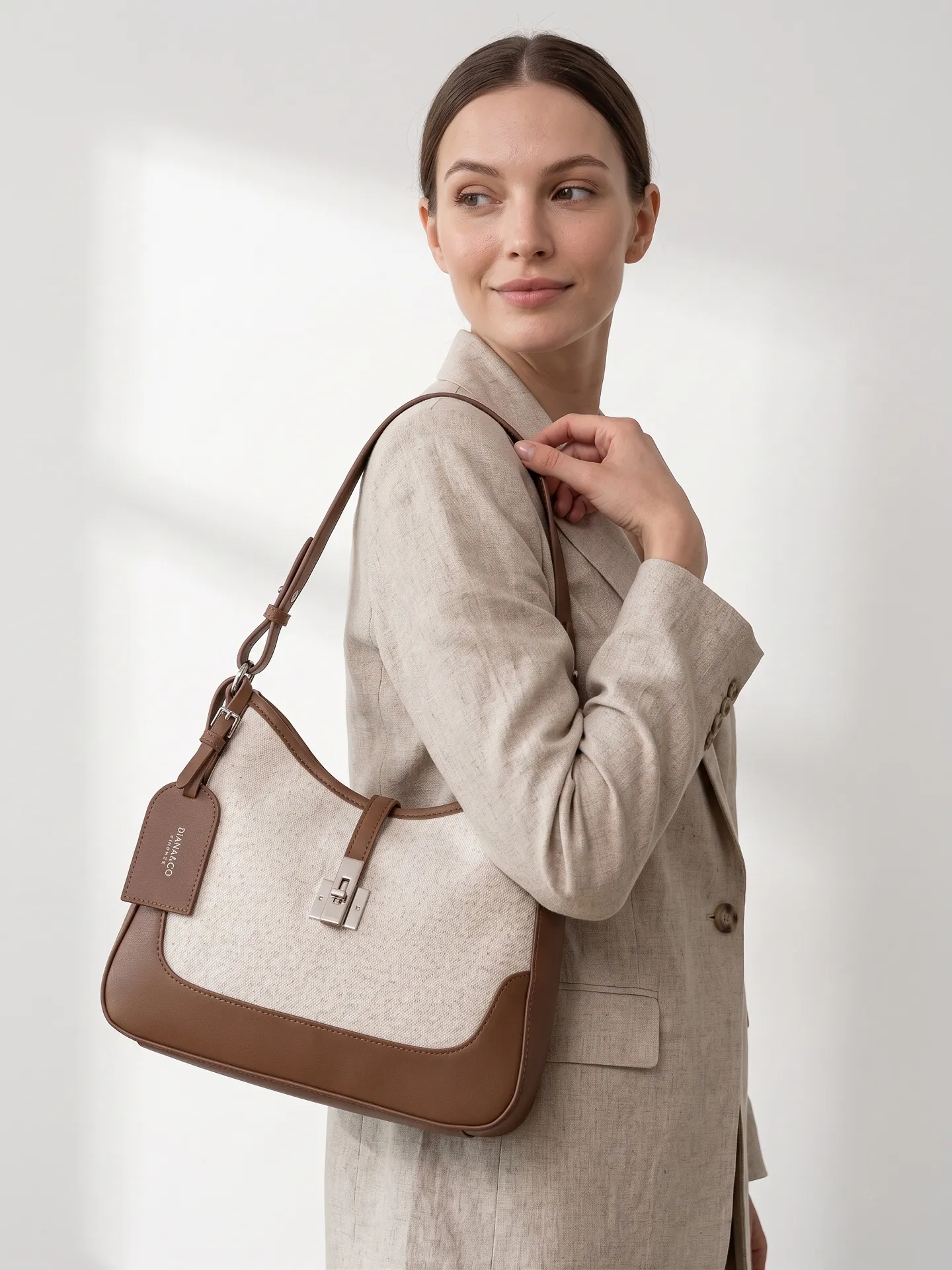 Elegante borsa a spalla in Tela con dettagli in Ecopelle color biscotto.