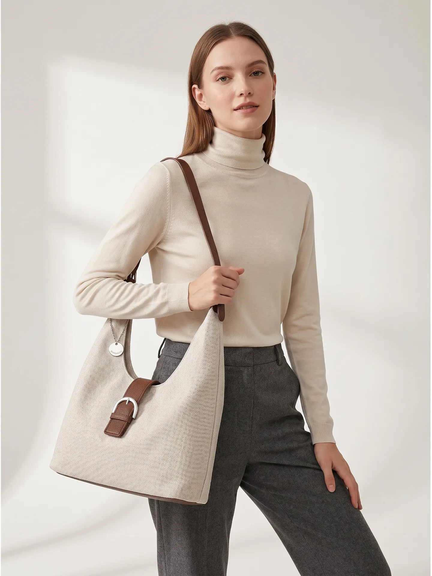 Borsa a spalla capiente in tessuto e dettagli Ecopelle.